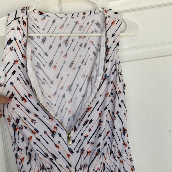 White with arrow design romper - Picture 3 of 3